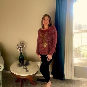 Red and Gold Graphic Sweatshirt with Crew Neck and 3/4 Sleeves